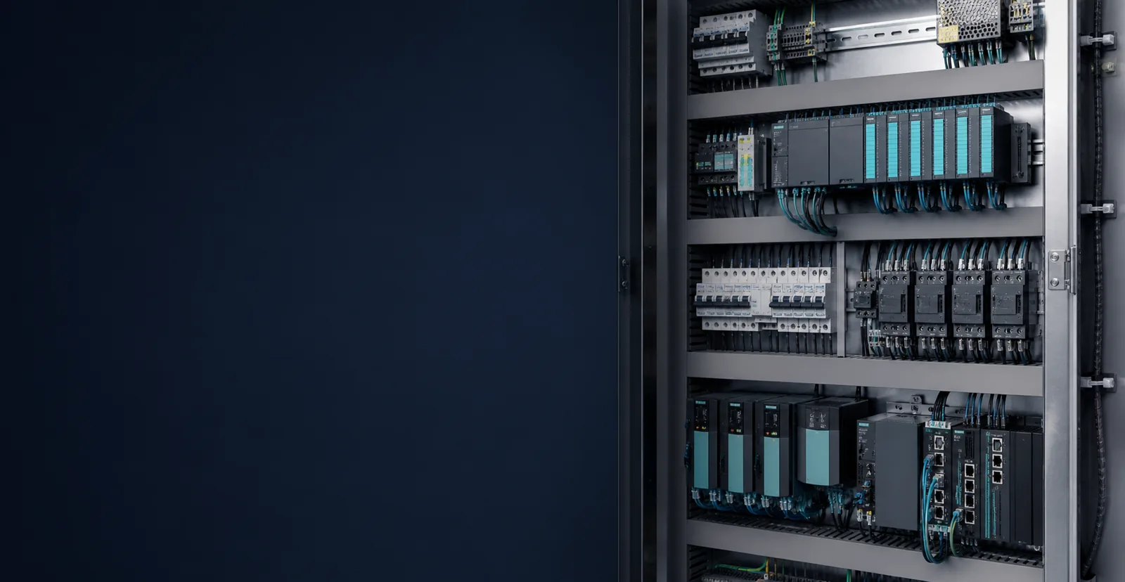 Cuadro industrial con PLC, modulos de entradas y salidas, variadores y red industrial